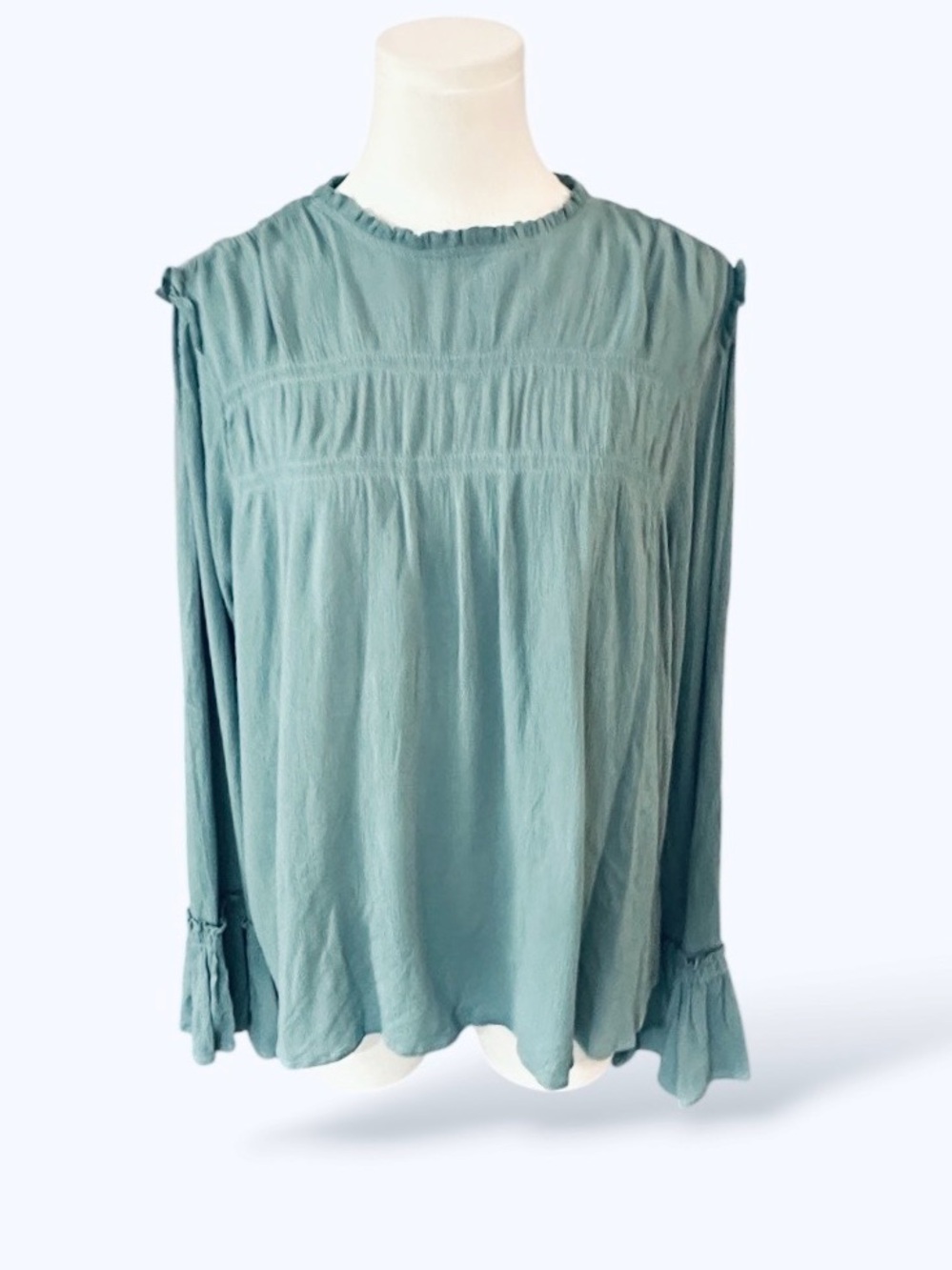 Easel Woman’s size small green smocked peasant blouse (H10)‎